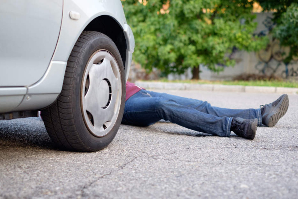 Der angefahrene Fußgänger erlag wenig später seinen schweren Verletzungen. (Symbolbild)