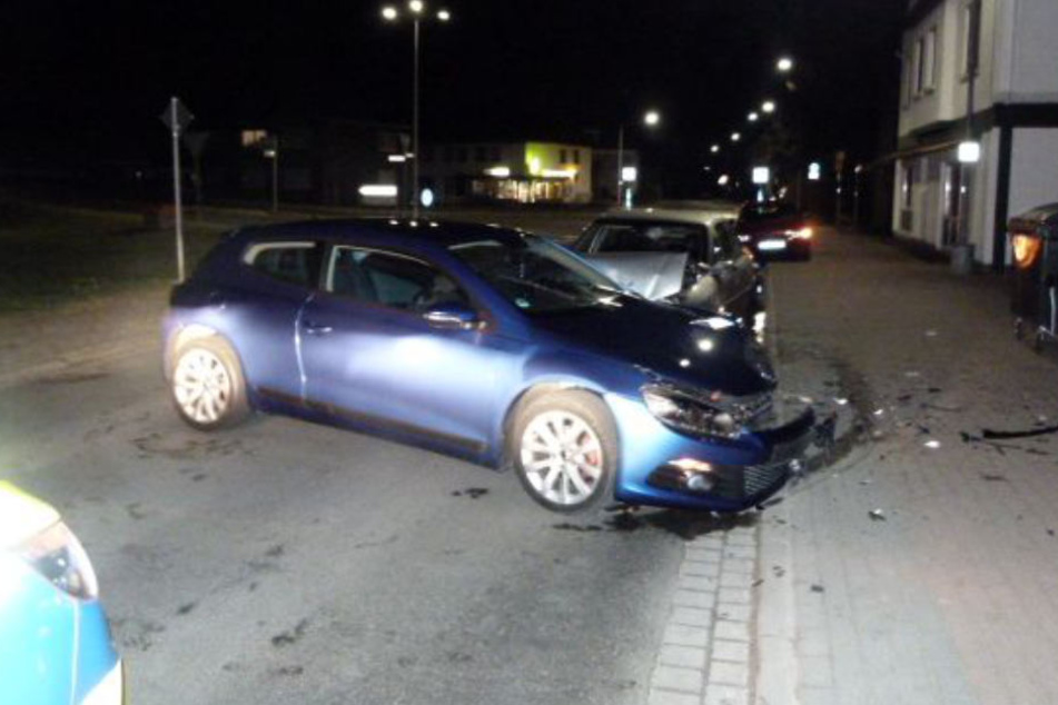 An beiden Autos entstand ein erheblicher Sachschaden.