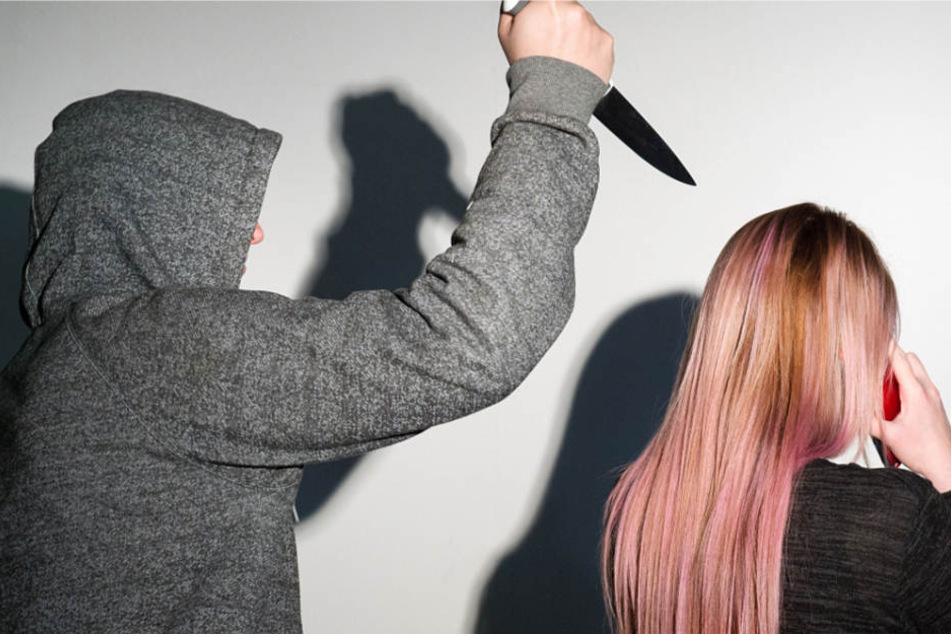 Der Täter stach mehrfach auf die junge Frau ein und verletzte sie lebensgefährlich (Symbolbild).