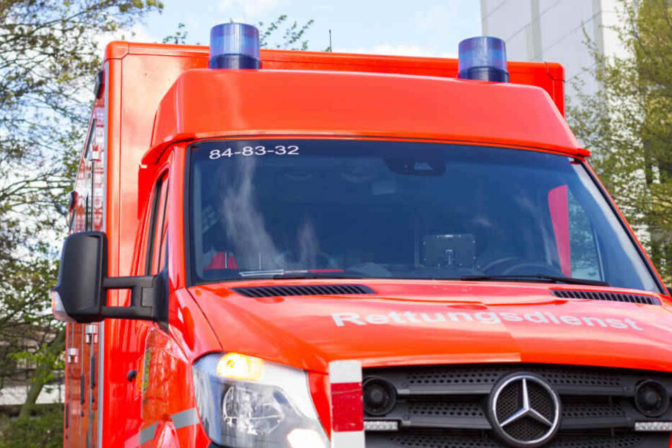 Die Rettungskräfte mussten das unter dem Auto eingeklemmte Mädchen befreien (Symbolbild).