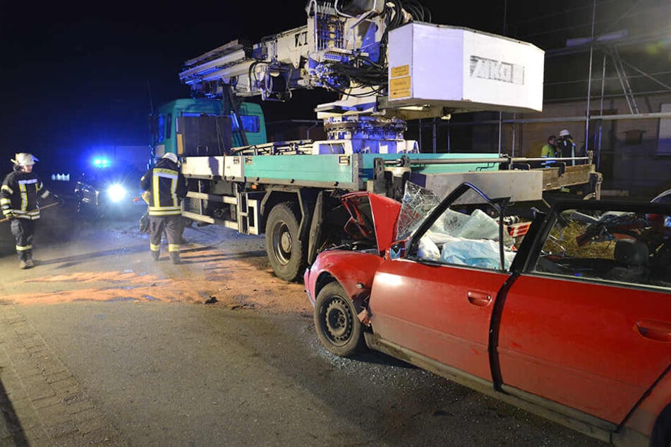 Im Kreis Rotenburg starb ein 17-Jähriger, nachdem er mit dem Auto seiner Eltern in einen Kranwagen fuhr.