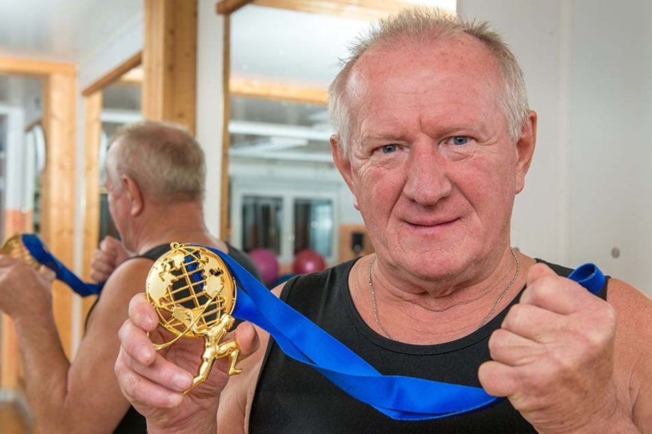 Der 65-Jährige hält mit 145 Kilogramm den Klassen-Weltrekord im Kreuzheben.
