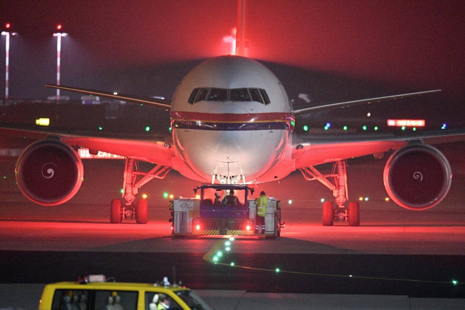 Die ersten 34 abgelehnten afghanischen Asylbewerber sind nach einem Nachtflug aus Frankfurt am Main in der afghanischen Hauptstadt Kabul angekommen.
