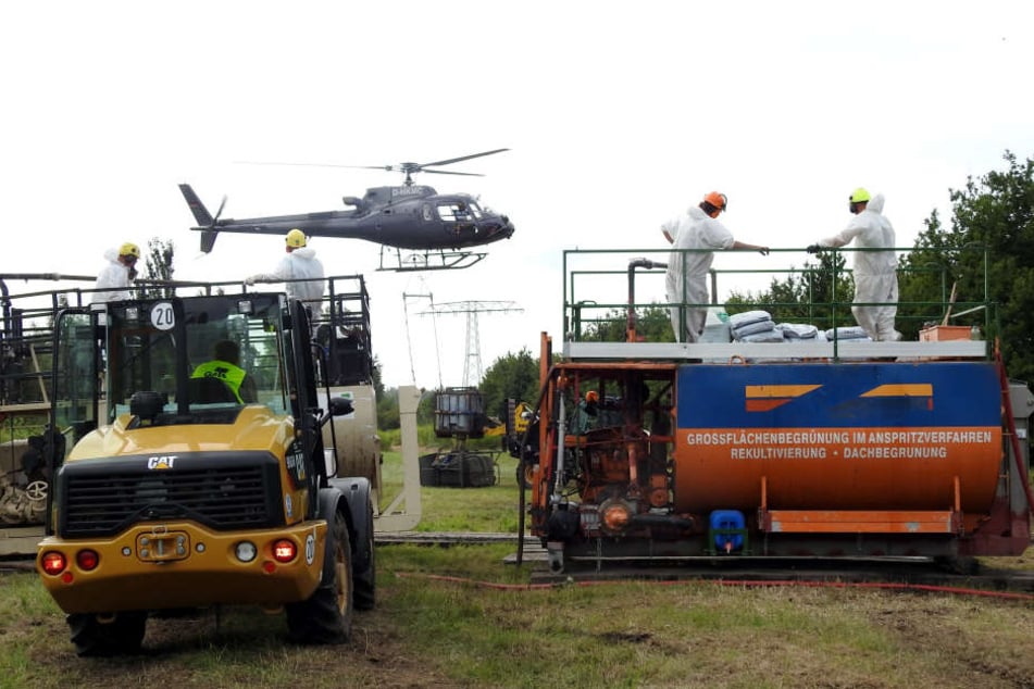 Am sogenannten Mischplatz wird der Sprühbehälter des Helikopters mit dem Kleister-Gemisch beladen.