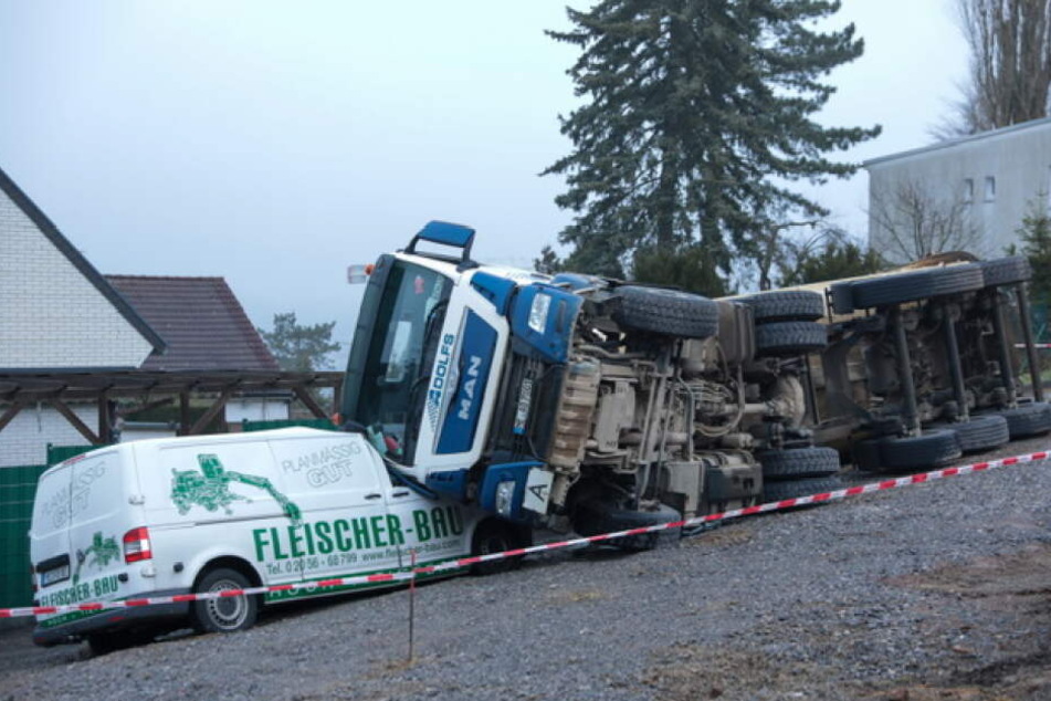 Der Laster kippte seitlich auf den Transporter.