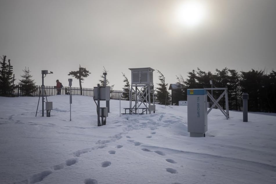 Maschinen übernehmen die Wetterstation des Deutschen Wetterdiensts auf dem Fichtelberg. So sieht das automatisierte Messfeld aus.