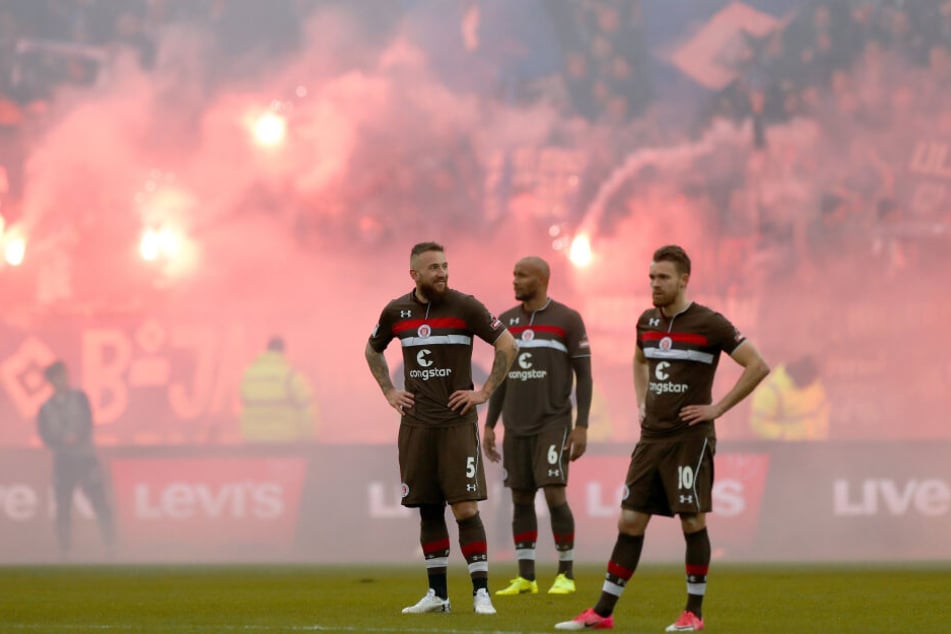 Im Millerntor Stadion (vlnr.): St. Paulis Marvin Knoll, Christopher Avevor und Christopher Buchtmann schauen nach einem Tor für den HSV recht bedrückt drein.