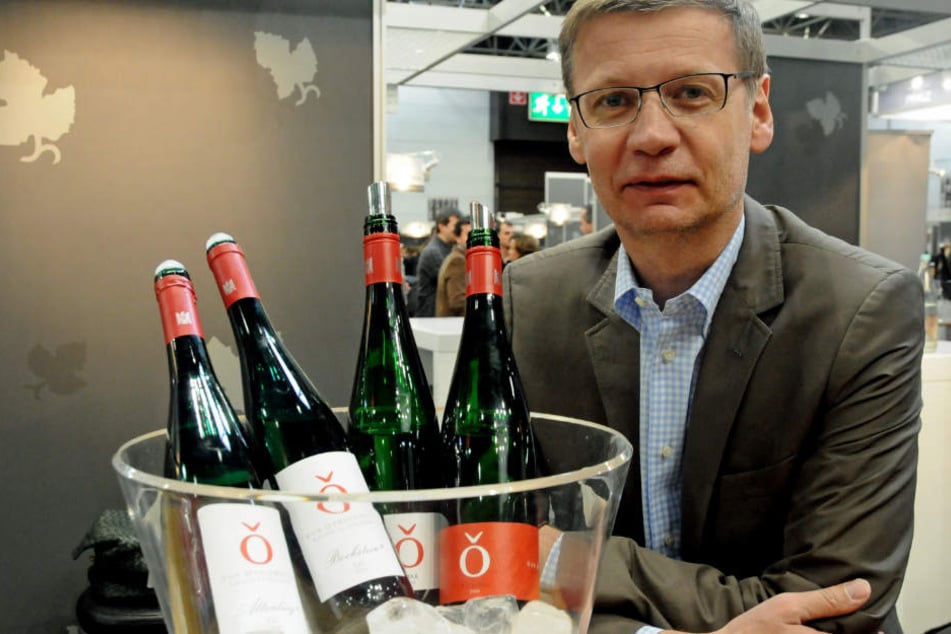 TV-Moderator Günther Jauch präsentiert auf der Fachmesse Weinflaschen seines Weingutes "Von Othegraven" aus dem rheinisch-pfälzischen Kanzem an der Saar.