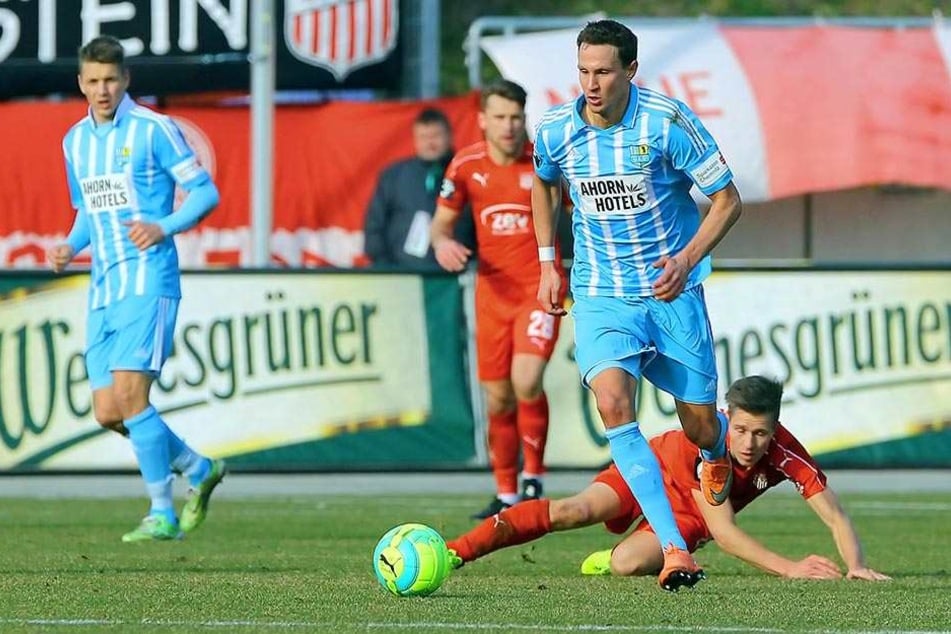 Mittelfeldmann Tim Danneberg marschiert im Derby gegen Zwickau über das Spielfeld.