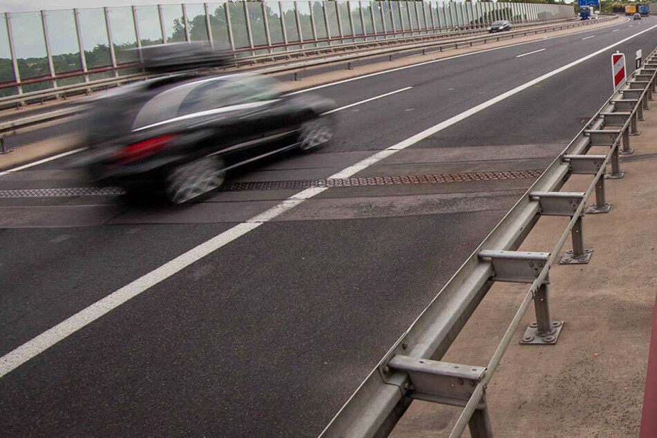 Nicht nur als Raser kann man auf der Autobahn angehalten werden - auch als notorischer Langsamfahrer (Symbolbild).