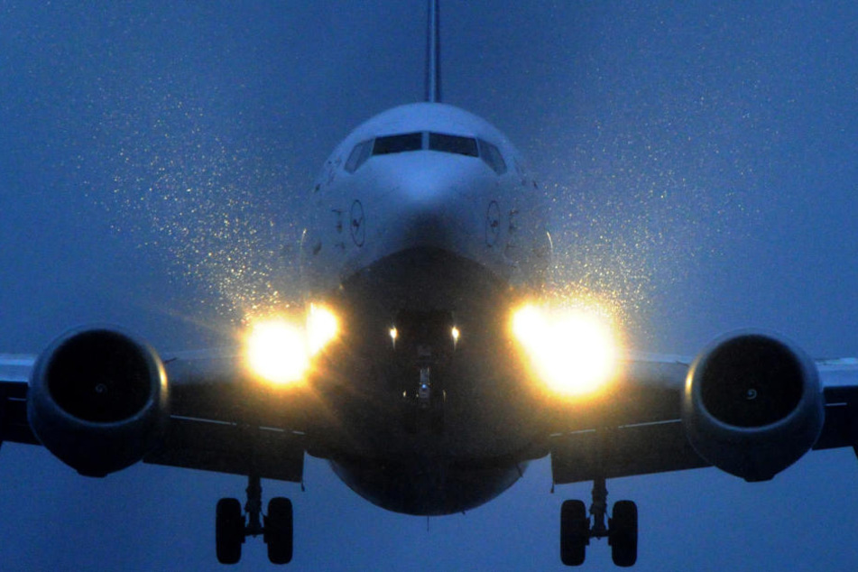 Ein Flugzeug landet bei Regen in Frankfurt. (Symbolbild)