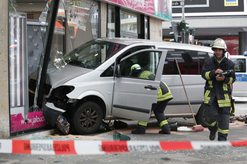 Aus bisher unbekannten Gründen ist das Auto in der Innenstadt von der Straße abgekommen und in ein Schaufenster gerast.