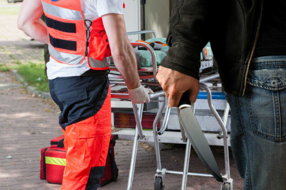 Das Opfer erlitt eine lebensgefährliche Stichverletzung. (Symbolbild, Bildmontage)
