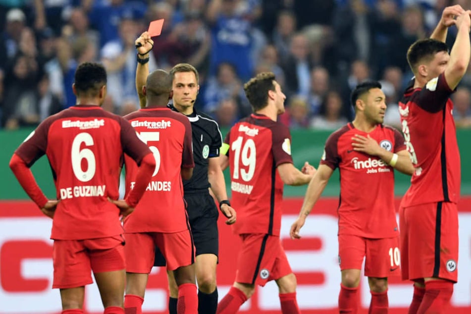 Im Halbfinale des DFB-Pokals gegen Schalke 04 sah Fernandes nur zwei Minuten nach seiner Einwechslung glatt rot.