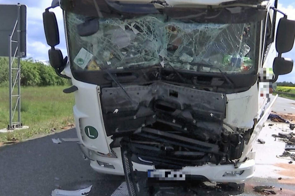 Auf der A4 wurde der Laster komplett zerstört.