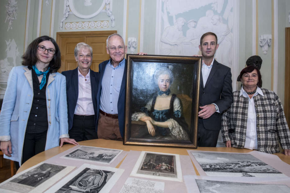 Dr. Barbara Wiegand-Stempel (43, v.l.) mit dem Grafenpaar von Einsiedel (63, 79), OB Jesko Vogel (45, Freie Wähler) und Fördervereinsmitglied Andrea Heinig (59,) bei der Übergabe der Kunstsammlung.