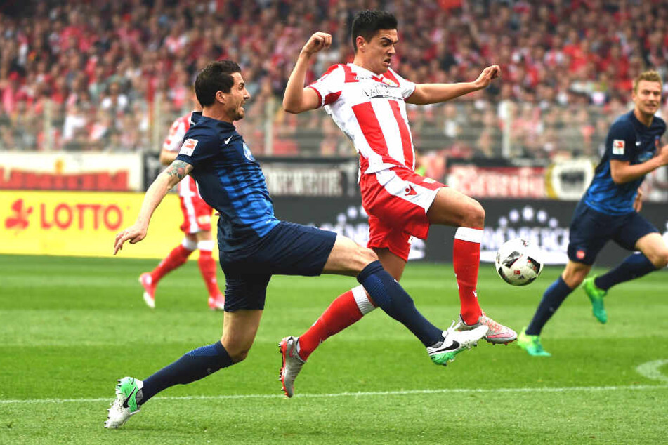 Norman Theuerkauf vom 1. FC Heidenheim hier mit Unions Eroll Zejnullahu.