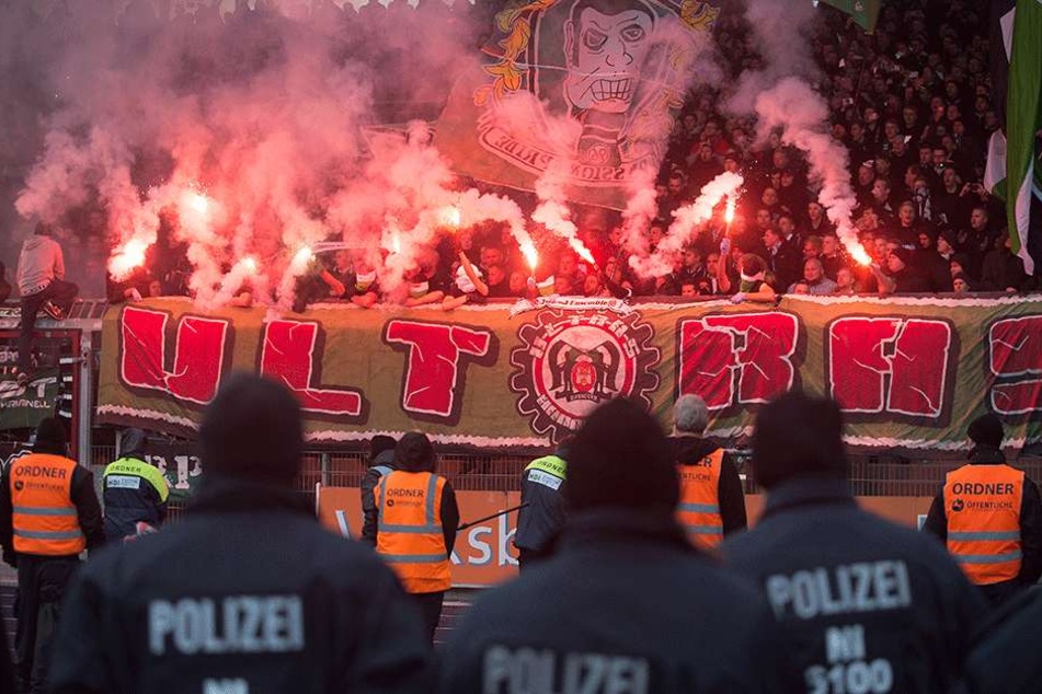 Pyro im Ultrablock von Hannover. Doch auch im