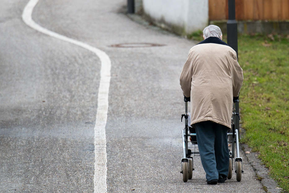 Die Frau war mit dem Rollator unterwegs, als sie plötzlich von dem Auto erfasst wurde. (Symbolbild)