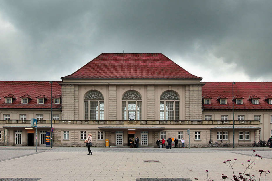 Vor dem Weimaer Bahnhof sind am Wochenende mehrere Flüchtlinge aneinander geraten.