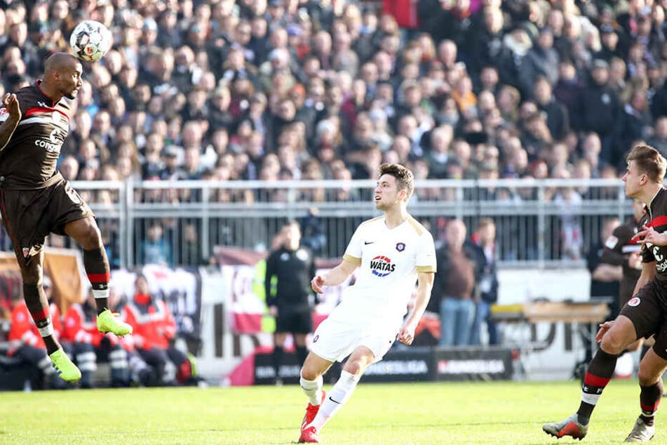 Tom Baumgart (M.) wurde auf St. Pauli eingewechselt und machte seine Sache mehr als ordentlich.