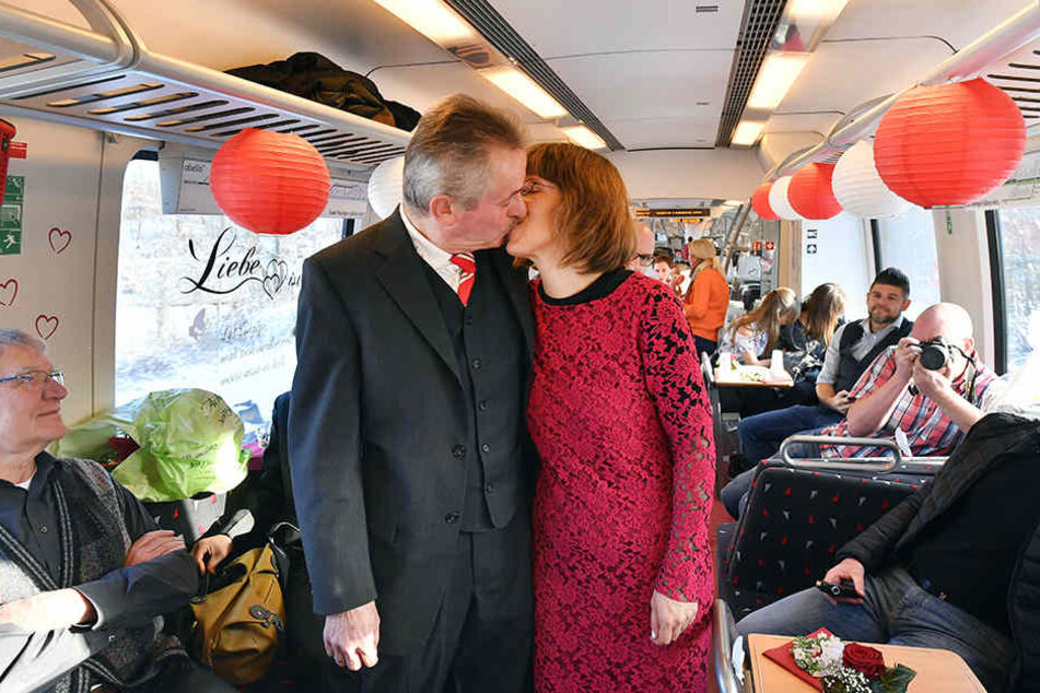 Hochzeitskuss in der Regionalbahn: Julia und Jürgen Reinhardt wählten einen ungewohnten Ort für ihre Trauung.