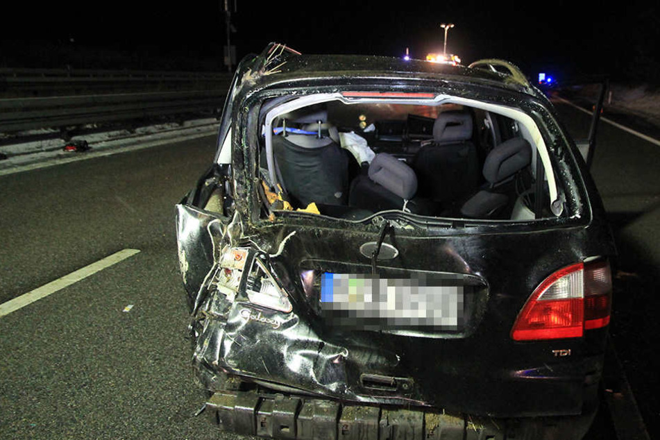 Das Mädchen wurde aus dem Ford Galaxy geschleudert und starb noch an der Unfallstelle.