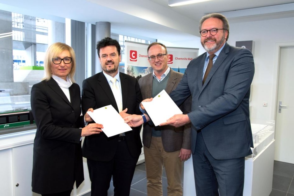 Staatssekretär Stefan Brangs (53, SPD) übergab an CVAG-Vorstand Jens Meiwald (54, l.) einen Scheck über 1,35 Millionen Euro für 15 neue Busse.