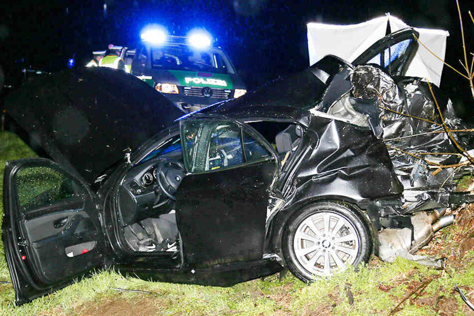 Der BMW krachte mit voller Wucht gegen einen Baum. Beide 19-jährigen Insassen starben bei dem Crash.