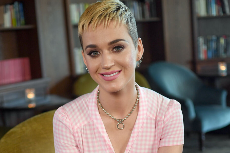 Katy Perry mit kurzen Haaren.