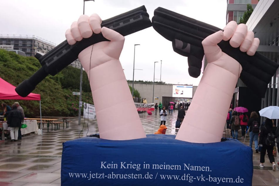 Die Rüstungsgegner machen gut sichtbar auf sich aufmerksam.
