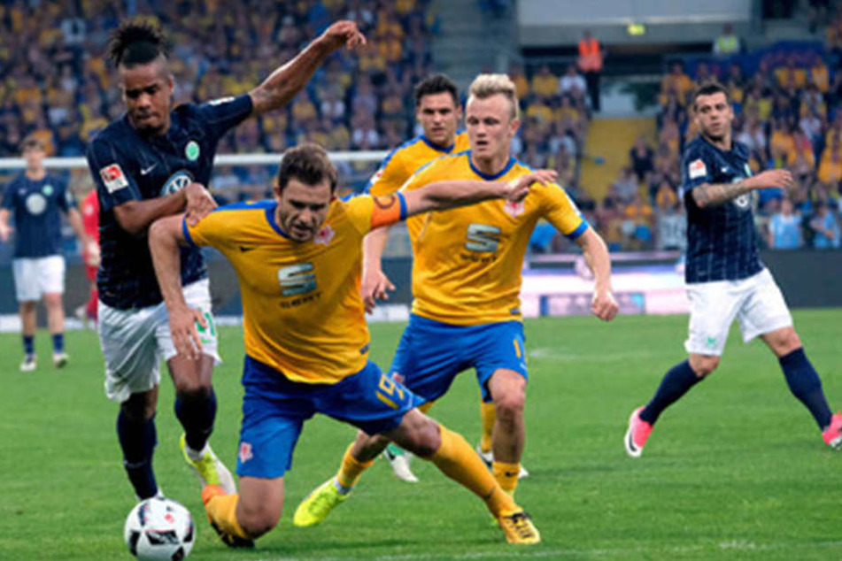 Der Wolfsburger Daniel Didavi (links) und Ken Reichel mit vollem Einsatz.