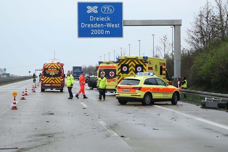 Nach dem Unfall auf der A4 mussten die Rettungskräfte sich um mehrere verletzte Personen kümmern.