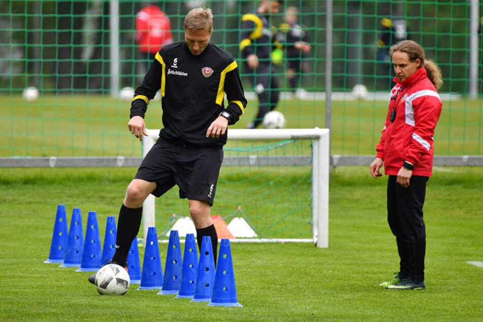 Er kämpft sich zurück: Der Dynamo-Kapitän mit Physiotherapeut Tobias Lange.
