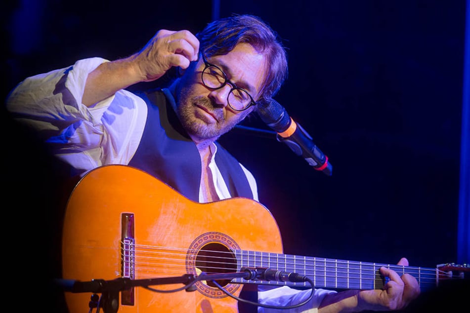Bewies einmal mehr bei den Jazztagen in Dresden seine Klasse an der Gitarre:
Al Di Meola.