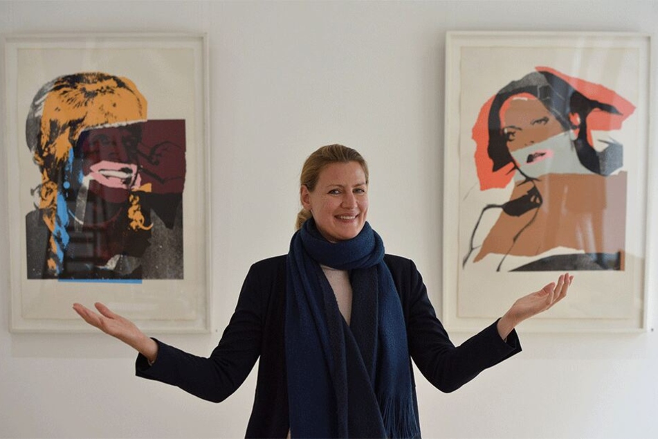 Galeristin Alexa von Künsberg (41) inmitten zweier Warhols.