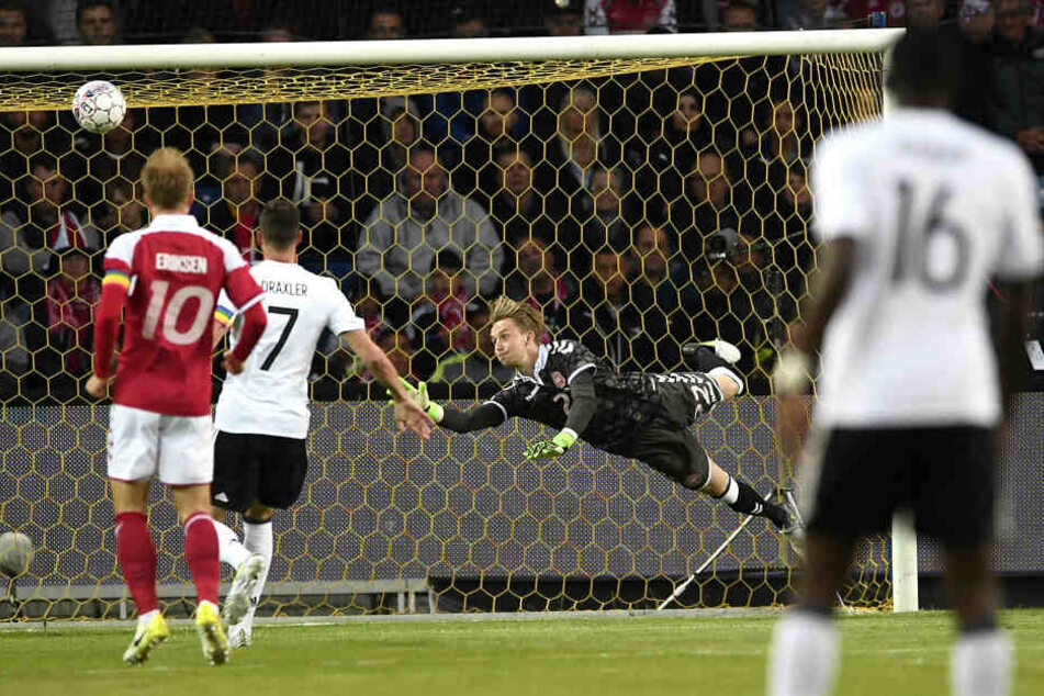 Frederik Rönnow (im Sprung) im Einsatz für Dänemark gegen die Deutsche Nationalmannschaft (Archivbild).