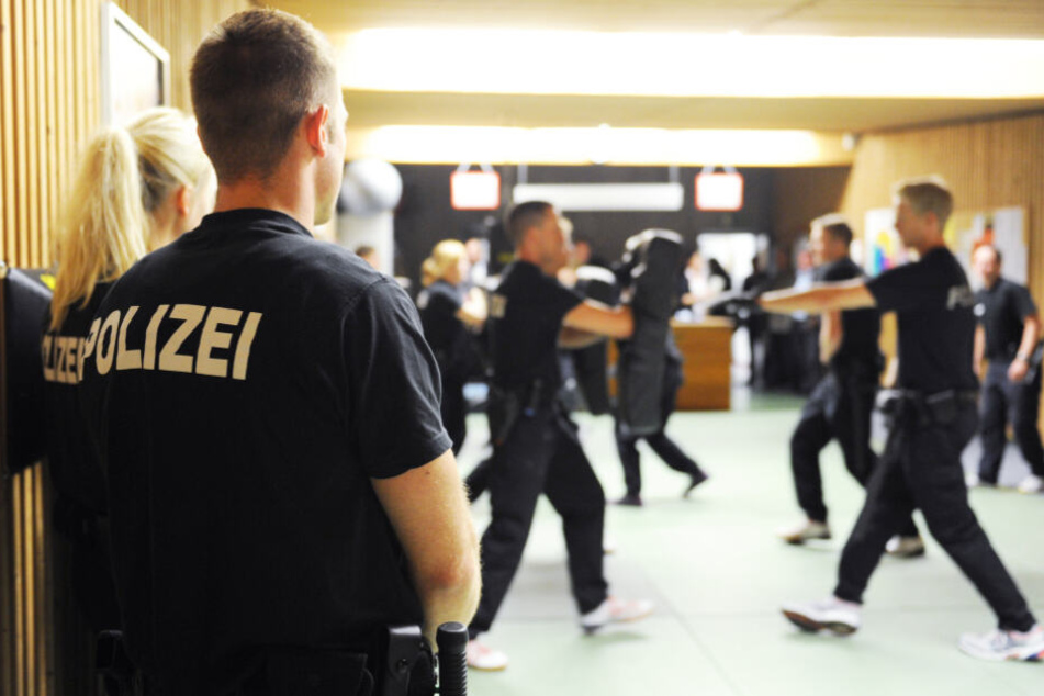 Auszubildende der Polizei trainieren an der Schule in Eutin.