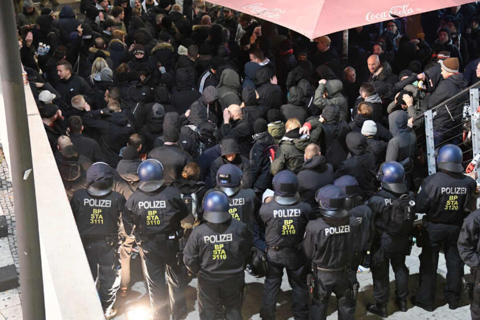 Die Polizei kesselte rund 250 bis 300 St. Pauli-Fans vor dem Spiel gegen Bielefeld ein.