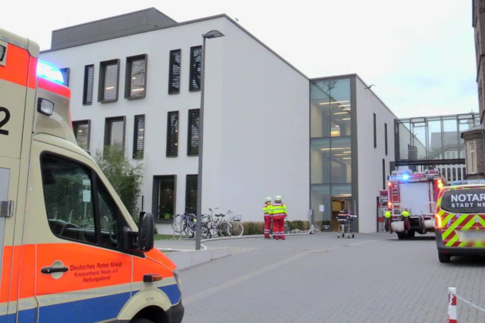 Teile der Klinik mussten wegen des Brands in einem Patienten-Zimmer geräumt werden.