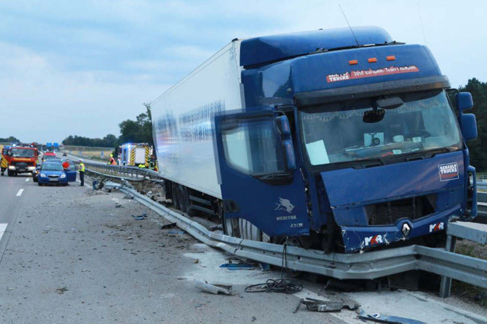 Auf der A13 in Höhe der Anschlussstelle Marsdorf ist am Donnerstagabend ein Sattelschlepper in die Mittelleitplanke gekracht.