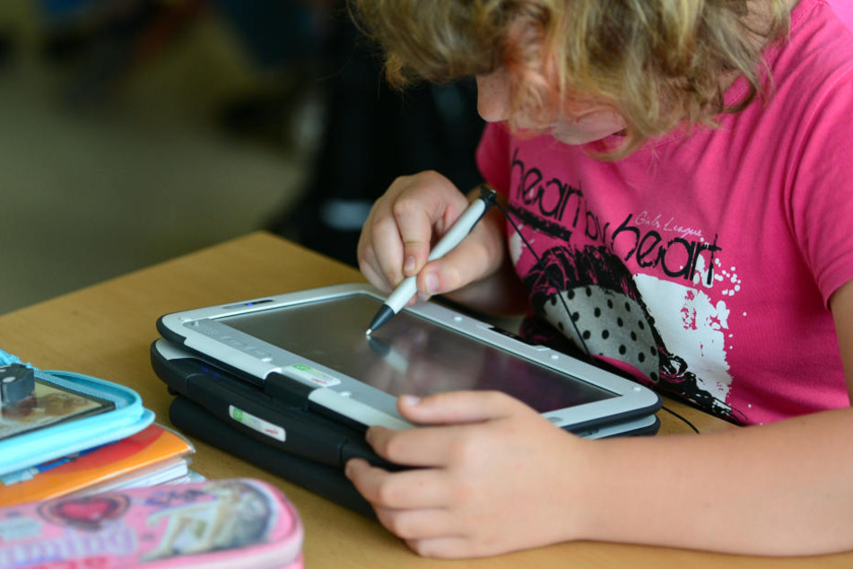 In Hessens Schulen gehört die intensive Nutzung von elektronischen Geräten zum Alltag.