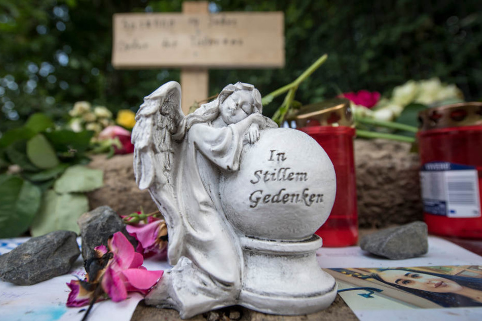 Am Fundort von Susannas Leiche legten zahlreiche Trauernde Kerzen und weitere Zeichen der Anteilnahme ab.
