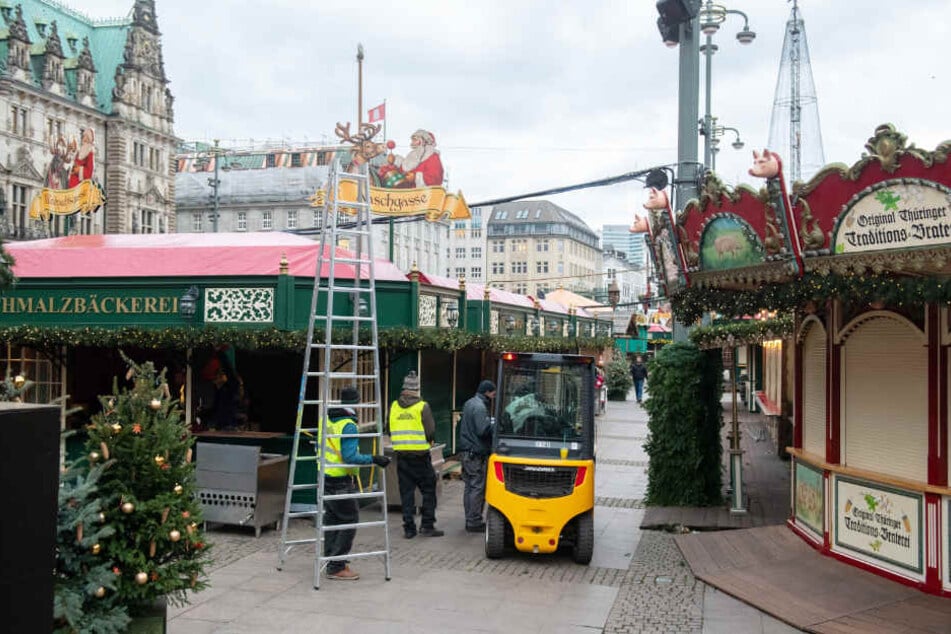 Der Weihnachtsmarkt auf dem Rathausmarkt wird noch aufgebaut.