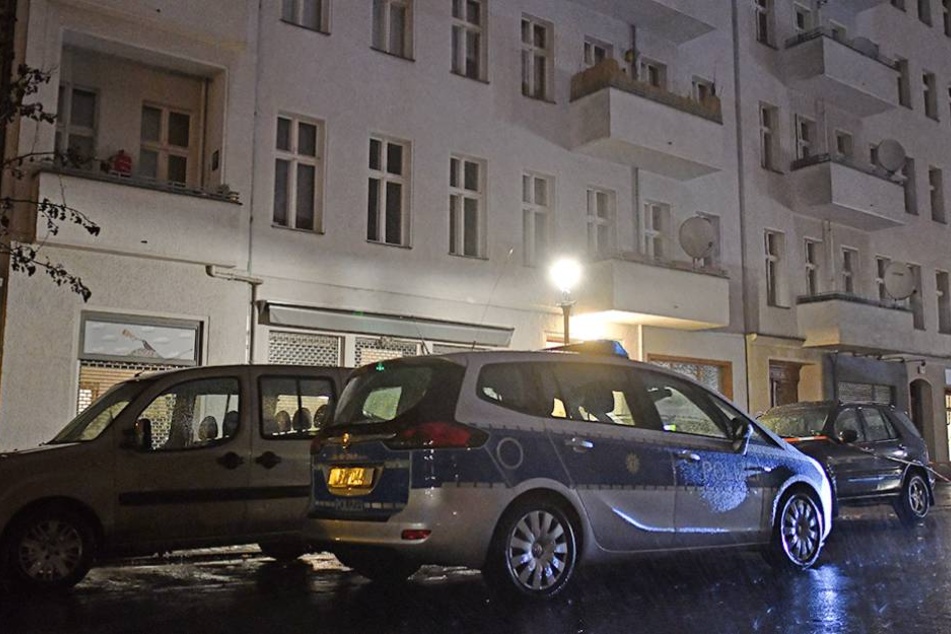 Ein Polizeiwagen steht vor dem Wohnhaus in der Pücklerstraße in Kreuzberg, wo sich das Verbrechen im Hinterhaus abspielte.