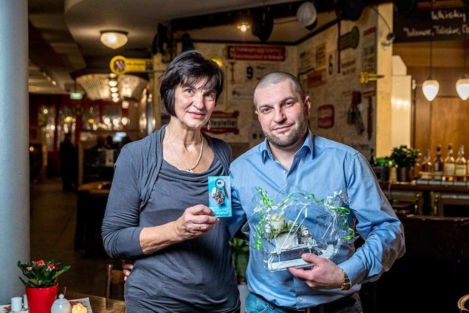 Bei einem Essen dankte Jutta Neumann (61) dem Rodel-Retter Ruslan Geier (38). Der brachte einen Schutzengel-Anhänger für Noah (3) mit.