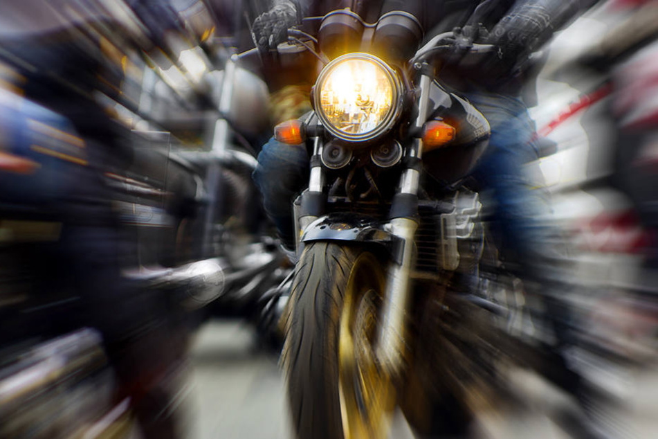 Der Yamaha-Fahrer wollte einen Stau umfahren. Dabei übersah er eine Baustelle und stürzte. (Symbolbild)