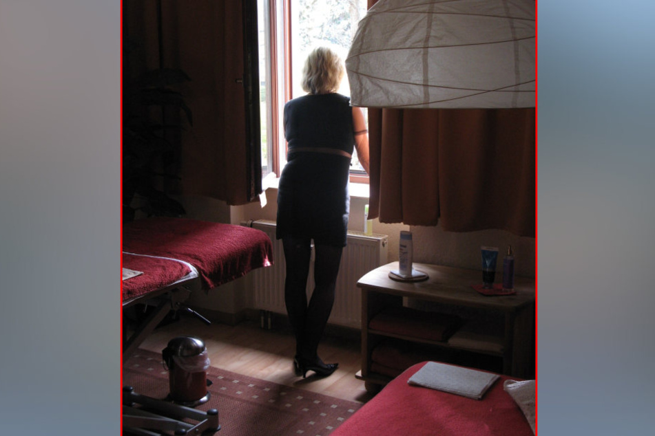 Die Angst ist immer dabei: Die Chemnitzer Prostituierte Reni schaut
vorsichtig nach dem nächsten Freier.