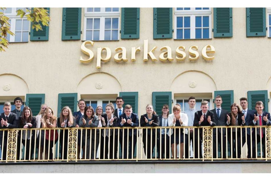 Cindy (dritte von rechts) letzten Freitag mit anderen Azubis auf dem Balkon der Sparkassen-Zentrale am Güntzplatz.