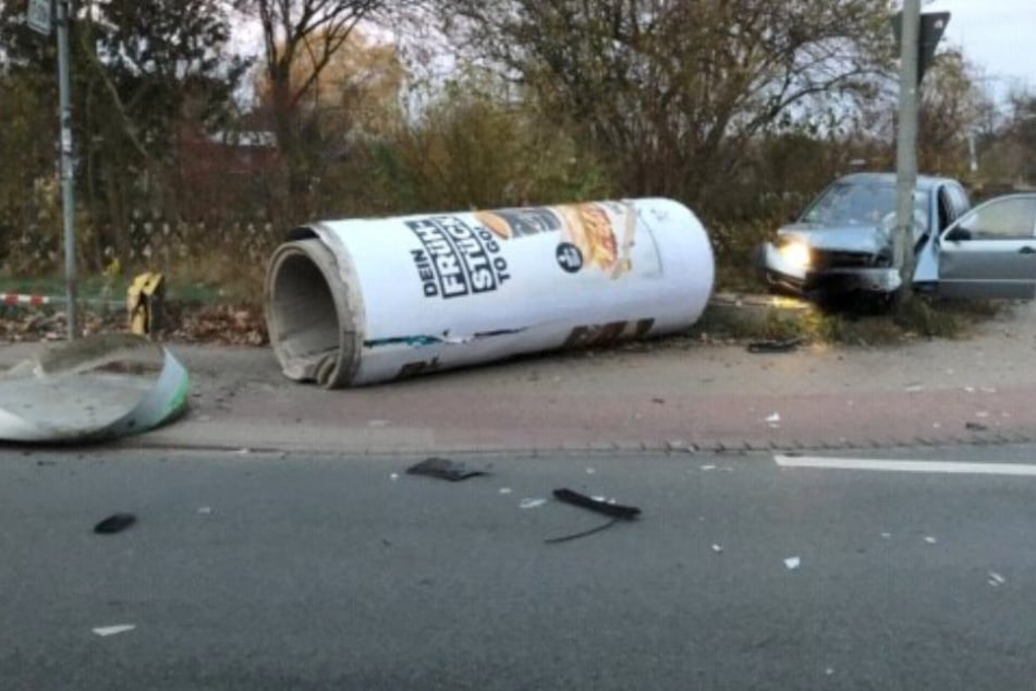 Der Fahrer erwischte nicht nur die Ampel, sondern brachte auch die Litfaßsäule zu Fall.